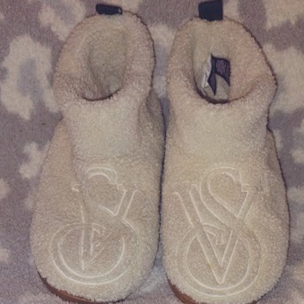 VICTORIAS SECRET BOOT SLIPPERS OFFWHITE FUZZY HARD BOTTOM SOLES SUPER SOFT M 7/8